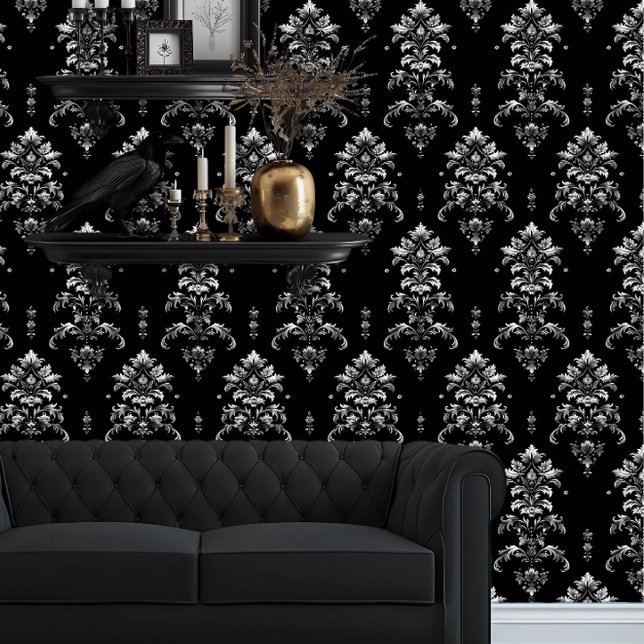 Whimsigoth Gedetailleerd Zwart en Zilver Elegant Behang (Whimsigoth Gray Damask on black wallpaper behind a black couch.)