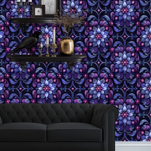 Whimsigoth Grote Blauwe en Paarse Bloemen Behang (Whimsigoth Purple & Blue Floral Damask wallpaper behind a black couch.)