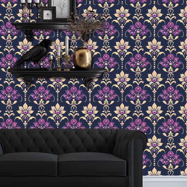Whimsigoth Paarse en gouden bloemen Behang (Whimsigoth Purple & Beige Damask wallpaper behind a black couch.)