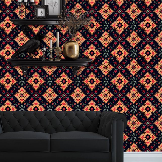 Whimsigoth Sinaasappel en Rode Geometrische Bloeme Behang (Whimsigoth Orange and Red Geometric Floral Wallpaper behind a black couch.)
