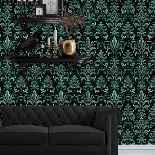 Whimsigoth smaragdgroene fleur behang (Whimsigoth Green Damask wallpaper behind a black couch.)