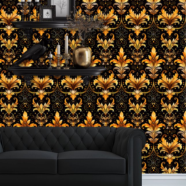 Whimsigoth zwart en gouden fauna behang (Whimsigoth Yellow Damask on Black wallpaper behind a black couch.)