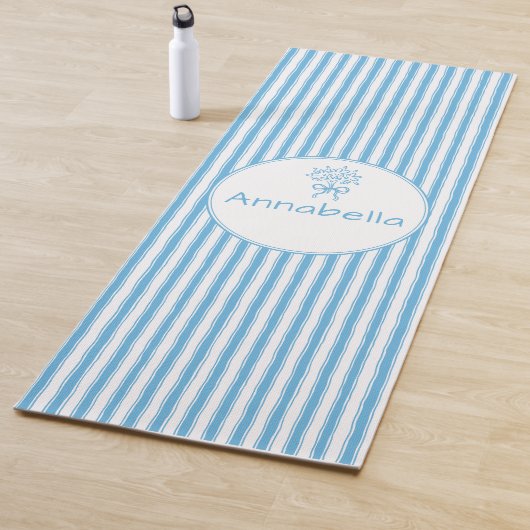 Whimsische blauwe witte streep preppy monogram yogamat (In situ)