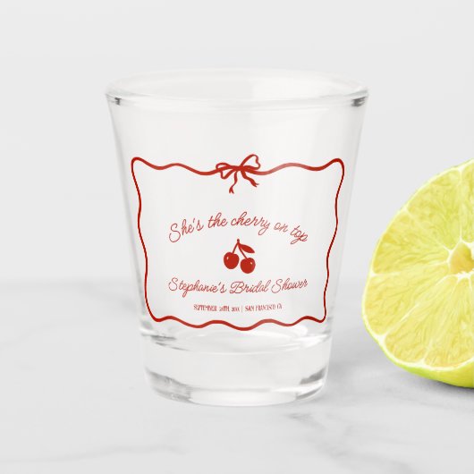 Whimsy Red Ze is de kers op het Vrijgezellenfeest Shot Glas (Voorkant)