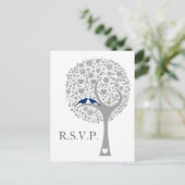 Whimsy Tree Navy Blue Lovebirds Mod Bruiloft RSVP Uitnodiging Briefkaart (Staand voorkant)