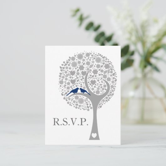 Whimsy Tree Navy Blue Lovebirds Mod Bruiloft RSVP Uitnodiging Briefkaart (Staand voorkant)