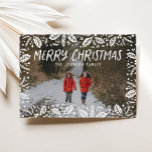 Whimsy White Holly Border met Kerstmis Feestdagenkaart<br><div class="desc">Elegant en griezelig, dit volledige fotoontwerp kenmerkt hand getrokken winterblad dat je foto lijst, met stijlvol type en personalisatie naar de top. Een het langzaam verdwijnen gradiënt bekleedt uw foto om de tekst te benadrukken. De rug kenmerkt een passend heilig patroon, evenals een vlek voor een extra foto en een...</div>