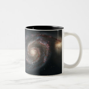 Whirlpool Galaxy (M51) en Companion Galaxy Tweekleurige Koffiemok