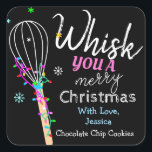 Whisk je een vrolijke kerst bakken vierkante sticker<br><div class="desc">Een kleurrijke vakantie vierkante sticker met een "Whisk you a Merry Christmas" kleurrijke kerstverlichting en sneeuwvlokken ontwerp. Deze vakantie sticker is beschikbaar om te worden gepersonaliseerd op de bodem met naam en gebakken goede info.</div>