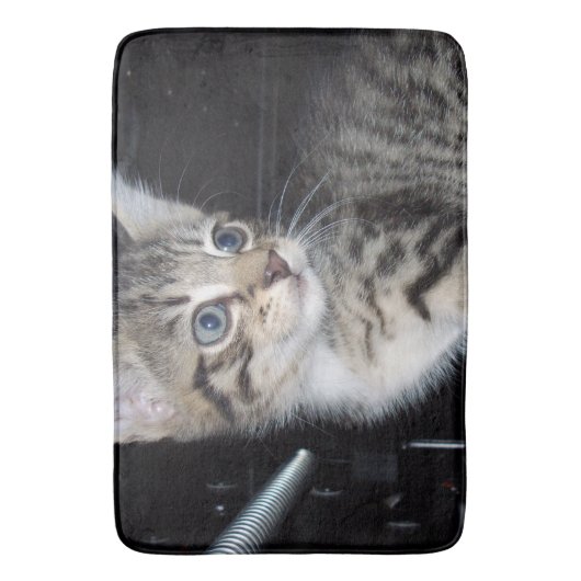 Whiskers of Trouble: Het ondeugende Tabby Kitten Badmat (Voorkant Verticaal)