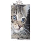 Whiskers of Trouble: Het ondeugende Tabby Kitten Heupfles (Links)