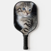 Whiskers of Trouble: Het ondeugende Tabby Kitten Pickleball Paddle (Voorkant)