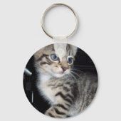 Whiskers of Trouble: Het ondeugende Tabby Kitten Sleutelhanger (Voorkant)