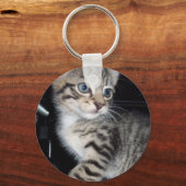 Whiskers of Trouble: Het ondeugende Tabby Kitten Sleutelhanger (Voorkant)