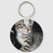 Whiskers of Trouble: Het ondeugende Tabby Kitten Sleutelhanger (Achterkant)