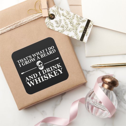 Whiskey citaten met grappige bebaarde gezegden vierkante sticker (Geschenken)