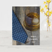 whiskey drink en necktie op hout kaart (Gele Bloem)