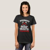 Whiskey en Sharp Objecten Ax Throwing T-shirt (Voorkant volledig)