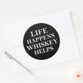 Whiskey helpt grappige alcoholische gezegden ronde sticker (Envelop)