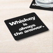 Whiskey is altijd zwart antwoord kartonnen onderzetters (Schuin)