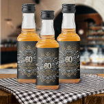 Whiskey  Mannen 60th Birthday Likeurfles Etiket<br><div class="desc">Viel de grote 6-0 met stijl en humor met dit whisky-geïnspireerde verjaardagsontwerp. De zwarte, goudkleurige en witte typografie is en elegant, wat het een klassiek retro gevoel geeft. Ideaal voor man (of vrouw!) in je leven die van hun schotel, geesten, bourbon en andere drink houdt. Biedt een aanpasbaar whisky-labelontwerp met...</div>