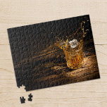 Whiskey op de Rocks Legpuzzel<br><div class="desc">Jigzaag puzzel van een ijskubus die in een kristal whisky glas op een bijtende houten tafel stroomt. Kies uit de verschillende beschikbare formaten.</div>