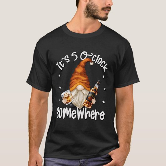 Whiskey Pa Gnome citeert zijn 5 uur ergens T-shirt (Voorkant)