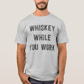 Whiskey terwijl u werkt t-shirt (Voorkant)