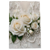 Whisper of Elegance: Rozen kant en tijdloze geloft Medium Cadeauzakje (Voorkant)