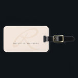 Whisper Pink Elegant Minimalist Monogram Bagagelabel<br><div class="desc">Een elegant monogram logo is te zien op dit bleke roze bagagelabel met een minimalistisch beroep. Geef eenvoudig de steekproeftekst met uw details uit. U kunt lijnen van tekst toevoegen of verwijderen zoals nodig om uw vereisten aan te passen. Als u het monogram uitgeeft en vindt moet het opnieuw centreren,...</div>