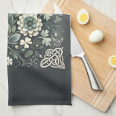 Whispered Clover Knotwork Garden Theedoek (Quarter Fold)