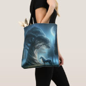 Whispering Secrets: Eenhoorn en de oude bomen Tote Bag (Dichtbij)