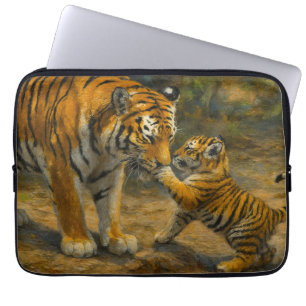 Whispers in the Wild – Tijger en welp in het bos Laptop Sleeve