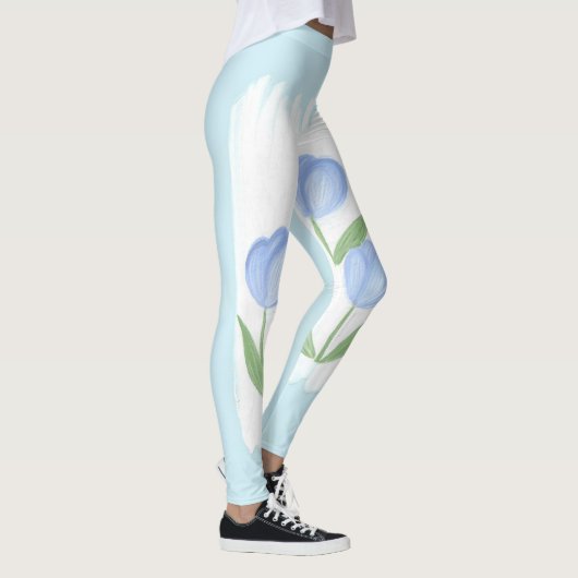 Whispers of Spring: Blauwe Tulpen op Pastel Canvas Leggings (Rechts)