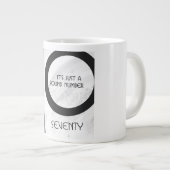 White 70 Decade Birthday Grote Koffiekop (Voorkant rechts)