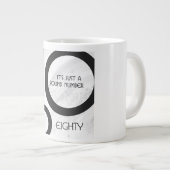 White 80 Decade Birthday Grote Koffiekop (Voorkant rechts)