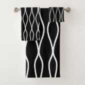 White Abstract Wavy Geometric Pattern op Black Bad Handdoek (Insitu)
