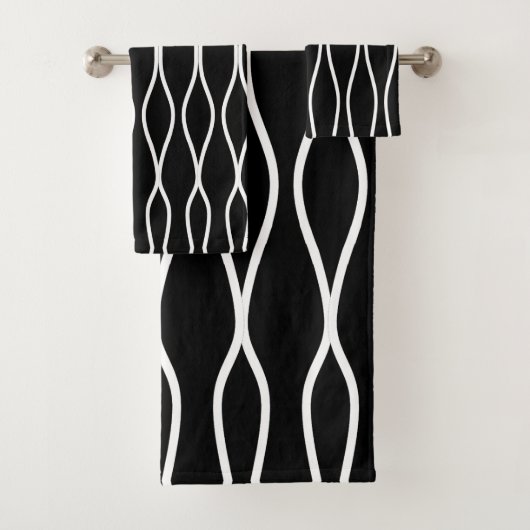 White Abstract Wavy Geometric Pattern op Black Bad Handdoek (Insitu)