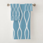 White Abstract Wavy Geometric Pattern op Blauwgroe Bad Handdoek (Insitu)