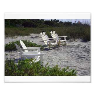 White Adirondack Chairs on Beach Foto Afdruk
