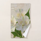 White Alstomeria Flowers Bad Handdoek (Handdoek)