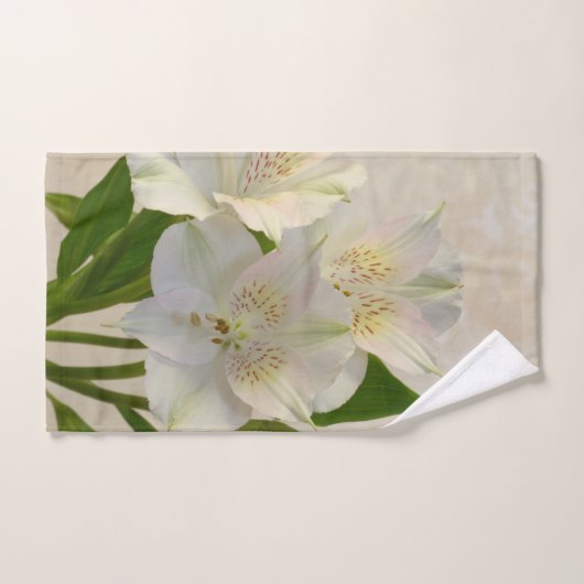 White Alstomeria Flowers Bad Handdoek (Handdoek)