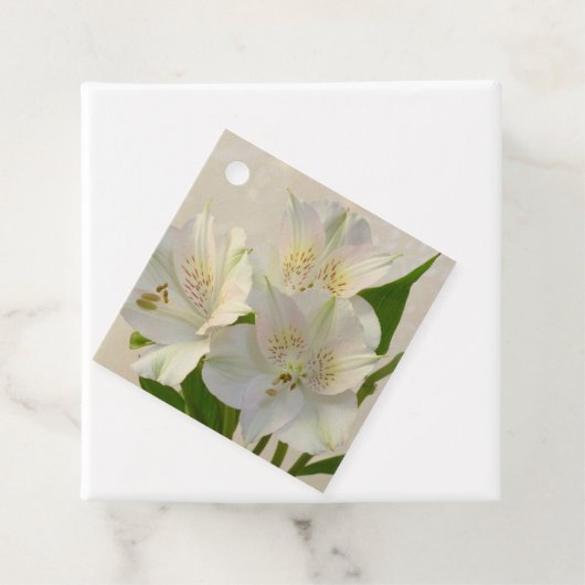White Alstomeria Flowers Bedankjes Labels (In situ)