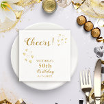White and Gold Cheers Custom Name 50th Birthday Servet<br><div class="desc">Creëer unieke witte en gouden papieren luiers voor verjaardagsfeestje,  gepersonaliseerd met een naam voor verjaardagsmeisjes en date. Goud op dit ontwerp is een goudgele gradiënt die het gouden oppervlak nabootst (het is geen folie).</div>