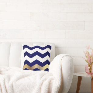 White and Gold Chevron Pattern op Navy Blue Kussen