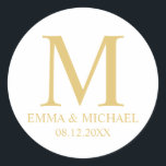 White and Gold Elegant Monogram Wedding Favor Ronde Sticker<br><div class="desc">Een wit en goud modern elegant stijlvol ontwerp met uw monogram, naam en datum in gouden professionele lettertypestijl op witte achtergrond. Klik op de knop Aanpassen om het ontwerp aan te passen door de kleur te kiezen die u wilt en zelfs uw eigen tekst toe te voegen. Houd er rekening...</div>