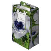 White Anemone Flower with Navy Blue Center Klein Cadeauzakje (Voorkant Gekanteld)
