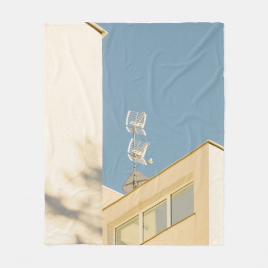 WHITE ANTENNA OVER GEBOUW FLEECE DEKEN (Voorkant)