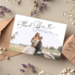 White Arch Wedding Bedankt voor je script<br><div class="desc">Elegante en minimale bruiloft bedankfotokaart met een groot wit boogvormig lijst met een scriptlettertype dat bovenaan "dank u" zegt. U kunt een tweede afbeelding op de achterkant toevoegen met een bericht.</div>