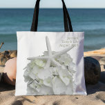 White Beach Wedding Starfish Hydrangea Welkom Tote Bag<br><div class="desc">Welkom bij ons bruiloft grote tas. Grote canvas tas met witte zeeen ster en hydrangea-bloem. Deze nuttige bruiloft bevat twee plaatsen voor jouw tekst. De formulering van de steekproef is een kort "welkom op onze bruiloft in [locatie]" dat voor een bestemmings bruiloft wordt gebruikt. Verander eenvoudig de formulering voor uw...</div>